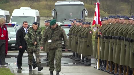 El-Presidente-Bronislaw-Komorowski-Revisa-El-Ejército-Y-La-Marina-Polacos-En-Formación-En-Una-Ceremonia-Formal-En-Polonia