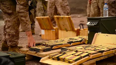 Los-Soldados-Se-Arman-Con-Munición-Real-Mientras-Se-Dirigen-Al-Campo-En-Afganistán