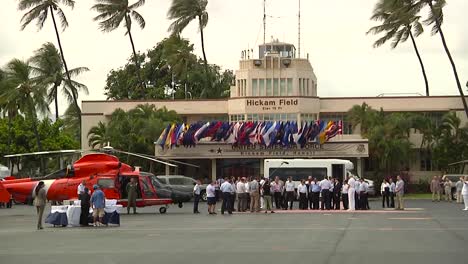 El-Secretario-De-Defensa-De-Estados-Unidos,-Chuck-Hagel,-Habla-Con-Los-Dignatarios-A-Bordo-De-Un-Portaaviones-Y-En-La-Base-De-La-Fuerza-Aérea-De-Hickam-En-Hawaii.