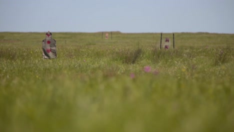 Los-Soldados-Del-Ejército-Practican-En-Un-Campo-De-Tiro-Al-Aire-Libre-En-Rumania