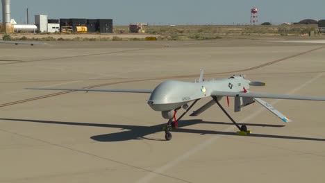 Mehrere-Aufnahmen-Von-Uns-Auf-Einer-Landebahn-Geparkten-Drohnenüberwachungsflugzeugen-3