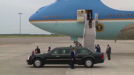 President-Obama-Emerges-From-Air-Force-One-And-Greets-Military-Personnel-At-Macdill-Air-Force-Base