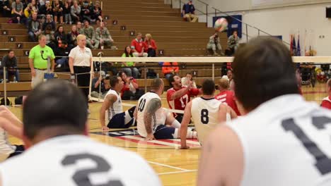 Los-Marines-Estadounidenses-Juegan-Contra-La-Marina-Estadounidense-En-Un-Juego-De-Voleibol-Sentado-1