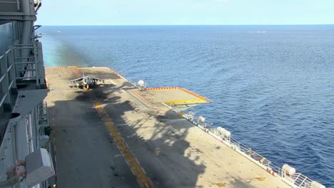 El-Caza-De-Aviones-De-Combate-Harrier-Despega-Desde-La-Cubierta-De-Un-Portaaviones