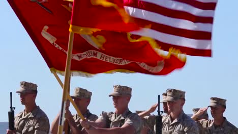 Las-Tropas-Del-Cuerpo-De-Marines-Saludan-En-Una-Ceremonia-En-Una-Pista-De-Aterrizaje-En-Una-Base-Aérea