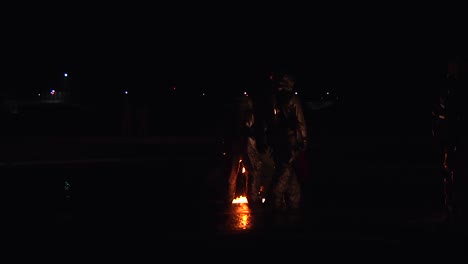 Feuerwehrleute-In-Schutzanzügen-Oder-Hitzebeständigen-Anzügen-Bekämpfen-Nachts-Ein-Intensives-Feuer