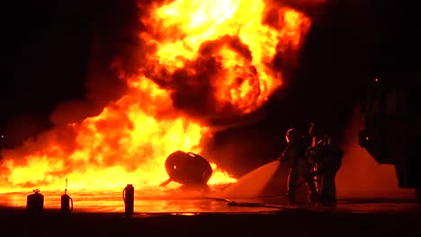 Feuerwehrleute-In-Gefährlichen-Oder-Hitzebeständigen-Anzügen-Bekämpfen-Nachts-Ein-Intensives-Feuer-3