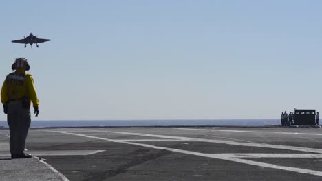 Varios-Aviones-Aterrizan-En-La-Cubierta-De-Un-Portaaviones.
