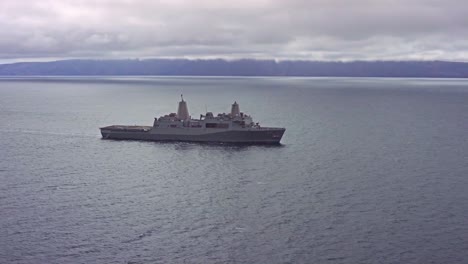 Antenas-Sobre-El-Anclaje-Del-Uss-Un-Muelle-De-Transporte-Anfibio-1