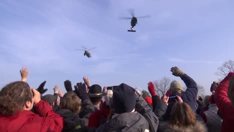 Leute-Winken,-Als-Der-Präsident-Der-Us-Im-Marinen-überfliegt