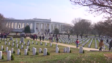 La-Gente-Pone-Coronas-De-Navidad-En-Las-Tumbas-De-Los-Soldados-En-El-Cementerio-De-Arlington