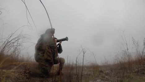 Los-Marines-Disparan-Un-Arma-Anti-armadura-Y-Hacen-Explotar-Un-Tanque.