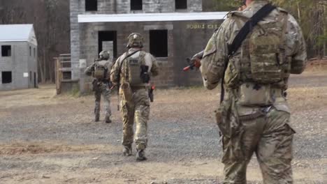 El-Escuadrón-De-élite-De-Rescate-De-Rehenes-De-La-Fbis-Practica-Entrenamiento-De-Asalto-Urbano-En-Una-Aldea-Simulada