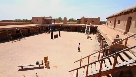 Indianer-Schaffen-Lehmziegel-Aus-Lehmziegeln-An-Der-Nationalen-Historischen-Stätte-Bents-Old-Fort-In-Colorado