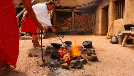 Los-Indios-Nativos-Americanos-Hervir-Nopal-Para-Una-Comida-Tradicional-En-El-Sitio-Histórico-Nacional-Bents-Old-Fort-En-Colorado