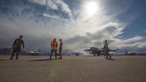 Los-Cazas-Estadounidenses-F16-Rodan-Y-Despegan-De-La-Pista-En-Estas-Tomas-Bien-Producidas.