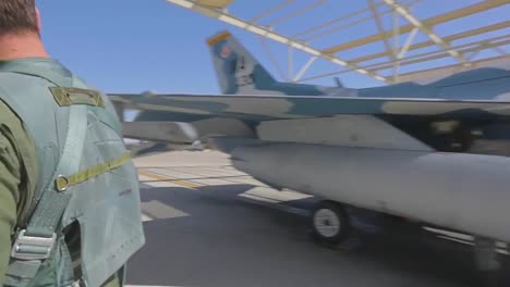 Amerikanische-F16-piloten-Bewundern-Ihre-Jets-Und-Die-Daran-Befestigten-Bomben