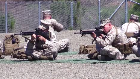 Oficiales-De-La-Infantería-De-Marina-Que-Practican-La-Puntería-En-Un-Campo-De-Tiro-2