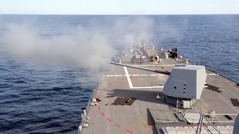 Waffen-Werden-Von-Einem-US-Kriegsschiff-Abgefeuert