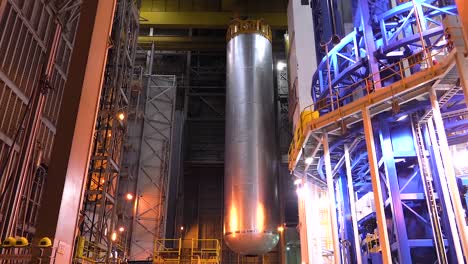 Ingenieros-De-La-Nasa-Mueven-Un-Enorme-Tanque-De-Combustible-Para-Cohetes-2