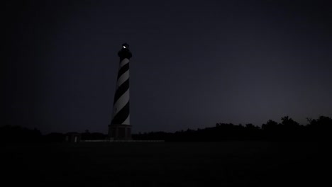 Un-Viejo-Farero-Cuida-El-Cabo-Hatteras-Faro-De-Carolina-Del-Norte-1