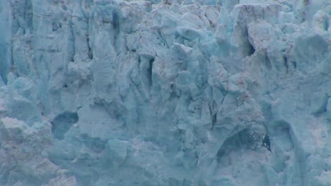 Sehr-Gute-Aufnahme-Eines-Gletschers,-Der-In-Eine-Eisige-Bucht-Kalbt,-Was-Auf-Eine-Globale-Erwärmung-Hindeutet