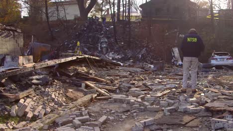 Schäden-Und-Zerstörungen-Nach-Dem-Absturz-Eines-Düsenflugzeugs-In-Wohnungen-In-Akron-Ohio-Im-Jahr-2015-1