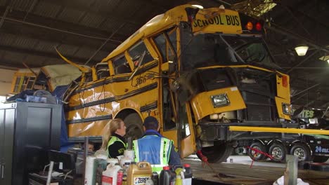 Ntsb-ermittler-Untersuchen-Einen-Tödlichen-Schulbusunfall-In-Chattanooga,-Tennessee-6