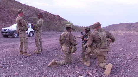 Soldaten-Der-Afrikanischen-Armee-Bereiten-Sich-Darauf-Vor,-Eine-Patrouille-Von-Fahrzeugen-Zu-überfallen