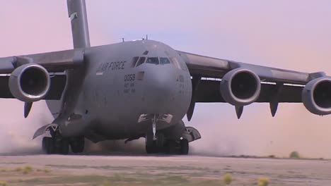 La-Fuerza-Aérea-Estadounidense-C130-Globemaster-En-Vuelo-Y-En-Acción