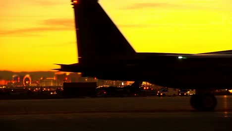 Ein-Kampfjet-Taxis-Auf-Einer-Landebahn-Bei-Sonnenuntergang