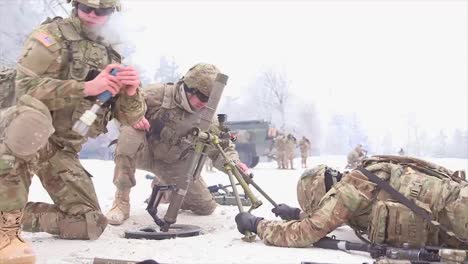 Las-Fuerzas-Estadounidenses-Entrenan-Para-Disparar-Morteros-En-Condiciones-De-Nieve-2