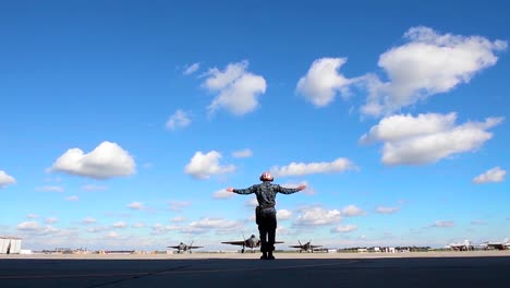 Cuatro-Aviones-De-Combate-F35c-Relámpago-Taxi-En-Una-Pista-De-Base-Militar