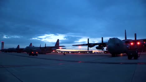 Eine-Flotte-Von-C130-Herkulesen-Sitzt-Bei-Sonnenaufgang-In-Dieser-Zeitrafferaufnahme-Auf-Der-Flightline