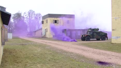 Las-Tropas-Practican-La-Guerra-Urbana-Y-El-Rescate-De-Rehenes-En-Una-Aldea-Simulada-Con-Gases-Lacrimógenos-De-Color-Púrpura