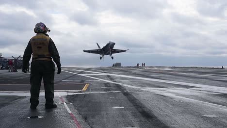 A-Jet-Avión-Makes-A-Touch-And-Go-Pass-Over-An-Aircraft-Carrier