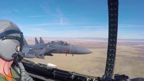 Pov-Desde-El-Interior-De-Un-Avión-De-Combate-Mientras-Vuela-En-Formación