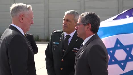 US-Außenminister-Jim-Mattis-Trifft-Israelische-Beamte-Neben-Air-Force-One-Auf-Dem-Rollfeld-In-Israel-1