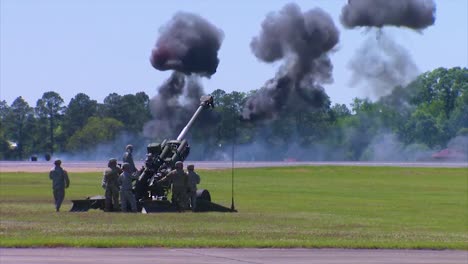 Grandes-Explosiones-Acompañan-A-Una-Exhibición-De-Artillería-Del-Ejército-De-EE.-UU.