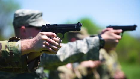 Los-Soldados-Del-Ejército-Están-Entrenados-En-El-Uso-De-Pistolas