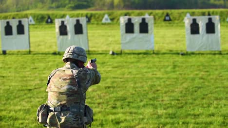 Ein-Soldat-Feuert-Während-Eines-Schießwettbewerbs-Eine-Pistole-Ab