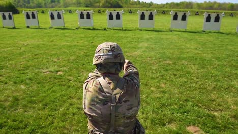 Un-Soldado-Dispara-Una-Pistola-Durante-Una-Competencia-De-Puntería-De-Práctica-De-Tiro-1