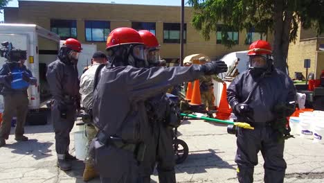 Las-Tropas-De-La-Guardia-Natural-Y-La-Reserva-Del-Ejército-De-EE.-UU.-Realizan-Operaciones-De-Rescate-De-Emergencia-Después-De-Un-Simulacro-De-Desastre-Natural-Que-Involucra-Un-Derrame-Químico