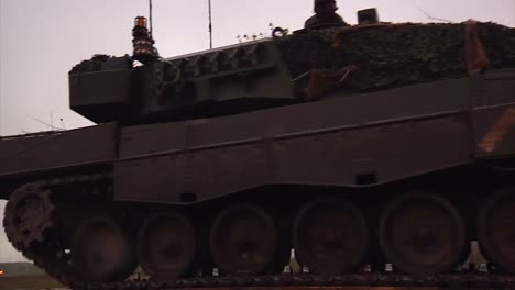 Un-Tanque-Del-Ejército-Canadiense-Pasa-En-Un-ángulo-Bajo