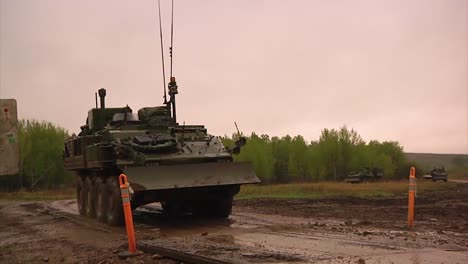 Un-Tanque-Del-Ejército-Canadiense-Cruza-Un-Puente