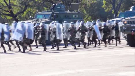 La-Policía-Africana-Y-El-Ejército-Se-Entrenan-Para-Reprimir-Disturbios-Y-Levantamientos-Terroristas