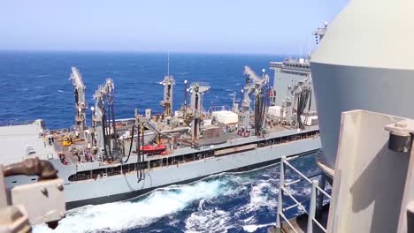 La-Marina-De-Los-EE.-UU.-Realiza-Una-Operación-De-Reabastecimiento-En-El-Mar