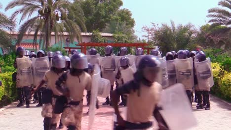 Somalische-Polizei-Und-Militär-Trainieren,-Um-Terroristische-Unruhen-Und-Aufstände-Zu-Unterdrücken