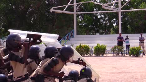 Somali-Policía-And-Military-Train-To-Suppress-Terrorism-Rioting-And-Uprising-2