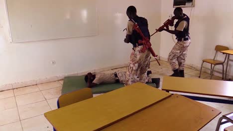 Somalische-Polizei-Und-Militär-Stürmen-Ein-Gebäude,-Um-Einen-Terrorverdächtigen-Festzunehmen-1